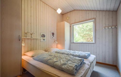 ロモ・キルケビーにあるAmazing Home In Rm With 2 Bedrooms And Wifiの窓付きの部屋にベッド付きのベッドルーム1室があります。