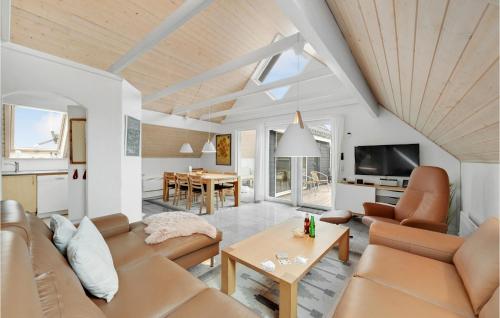 un soggiorno con un divano e un tavolo di Three-Bedroom Holiday Home In Hvide Sande a Bjerregård