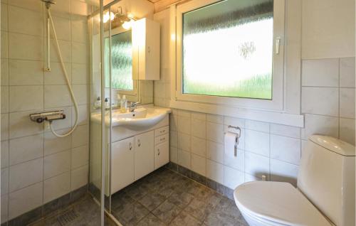 La salle de bains est pourvue de toilettes, d'un lavabo et d'une fenêtre. dans l'établissement Stunning Home In Thisted With House A Panoramic View, à Thisted
