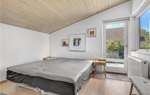 - une chambre avec un lit et une fenêtre dans l'établissement Amazing Home In Knebel With Wifi, à Knebel