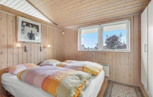 Spodsbjergにある3 Bedroom Amazing Home In Rudkbingの小さな部屋 窓2つ付 ベッド2台