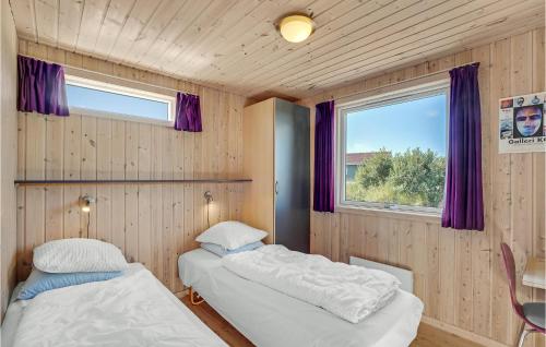 Lild StrandにあるAmazing Home In Frstrup With 3 Bedrooms, Sauna And Wifiの窓付きの部屋 ベッド2台