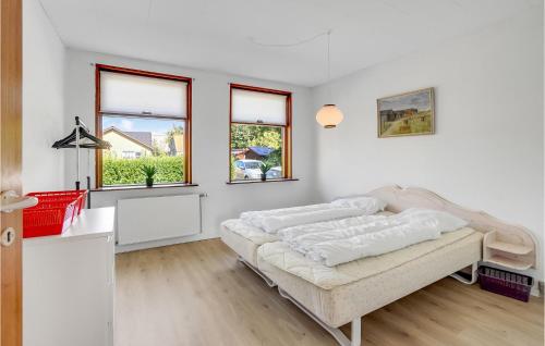 sala de estar blanca con sofá y ventanas en Nice Home In Haderslev With Wifi en Haderslev