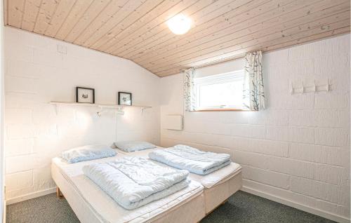 2 camas en una habitación blanca con ventana en Beautiful Home In Nex With Wifi, en Bedegård