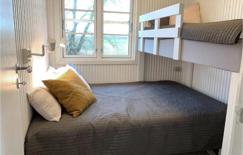 Stunning Home In Humble With Wifi tesisinde bir odada yatak veya yataklar