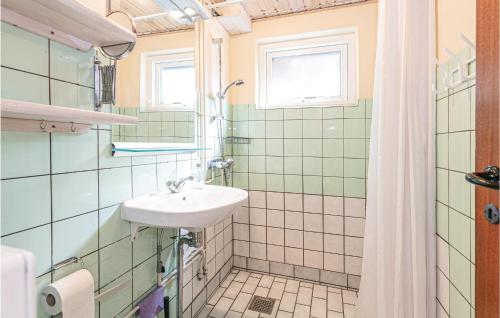 y baño con lavabo y espejo. en Beautiful Home In Nex With Wifi, en Bedegård