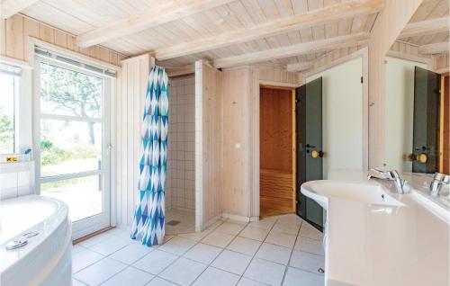 Koupelna v ubytování Stunning Home In Sjllands Odde With 3 Bedrooms, Sauna And Wifi