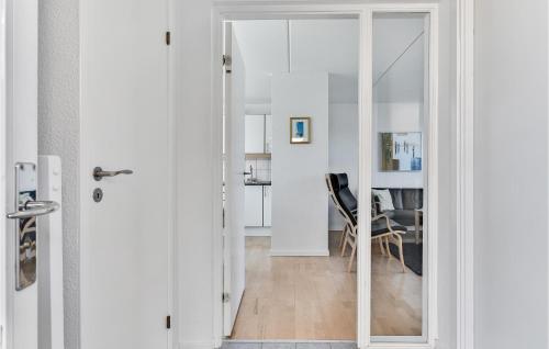 een glazen schuifdeur naar een woonkamer met een tafel bij Gorgeous Home In Tranekr With Kitchen in Tranekær