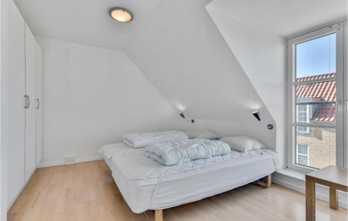 een witte kamer met een bed en een raam bij Gorgeous Home In Tranekr With Kitchen in Tranekær