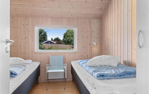 Gulta vai gultas numurā naktsmītnē Beautiful Home In Rdby With 4 Bedrooms, Sauna And Wifi