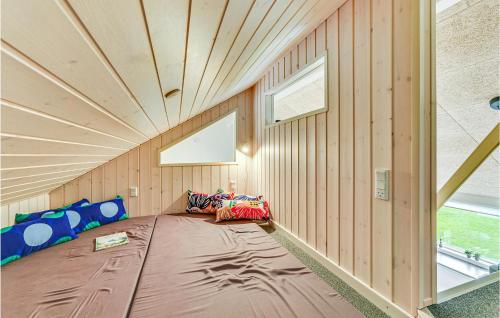 Una habitación con una cama grande en una casa en Beautiful Home In Sydals With Kitchen, en Skovbyballe