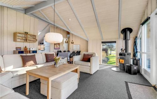 SkovbyにあるHoliday Home Egemose Sydals Denmarkのソファとテーブルのあるリビングルーム