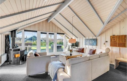SkovbyにあるHoliday Home Egemose Sydals Denmarkのソファとテーブルのあるリビングルーム