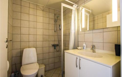 La salle de bains est pourvue de toilettes et d'un lavabo. dans l'établissement Amazing Apartment In Rudkbing With House Sea View, à Rudkøbing