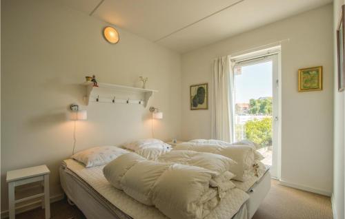 ルーケベングにあるAwesome Apartment In Rudkbing With 2 Bedrooms And Wifiのベッド(白い毛布付)
