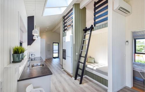 una casa pequeña con una escalera en el pasillo en Lovely Home In Juelsminde With House Sea View, en Sønderby
