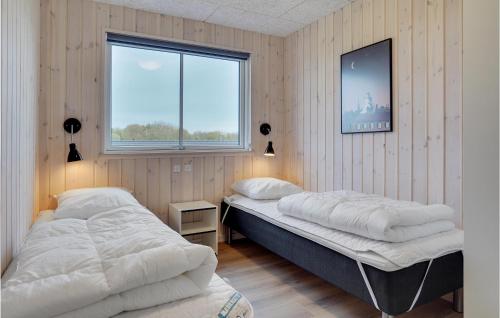 - 2 lits dans une chambre avec fenêtre dans l'établissement Pet Friendly Home In Sydals With Indoor Swimming Pool, à Sarup