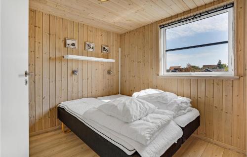 1 dormitorio con 1 cama en una habitación con ventana en Gorgeous Home In Sydals With Indoor Swimming Pool en Høruphav