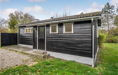een zwart huis met een deur en een grasveld bij 2 Bedroom Stunning Home In Slagelse in Slagelse
