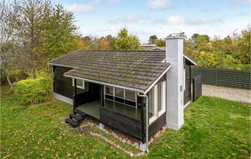 een klein huis met een dak op een erf bij 2 Bedroom Stunning Home In Slagelse in Slagelse