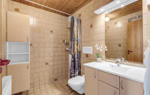 y baño con lavabo, aseo y ducha. en Lejlighed 73 en Rømø Kirkeby