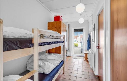 un pasillo con 2 literas en una habitación en Lejlighed 73 en Rømø Kirkeby