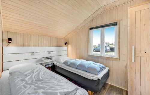 Bjerregårdにある3 Bedroom Gorgeous Home In Hvide Sandeの窓付きの部屋 ベッド2台