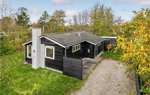 een zwart-wit huis in een tuin bij 2 Bedroom Stunning Home In Slagelse in Slagelse