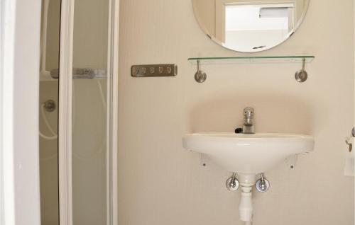 利勒哈默爾的住宿－Nordseter Sportell 271，一间带水槽和镜子的浴室