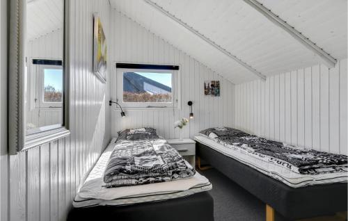 2 camas en una habitación con 2 ventanas en Amazing Home In Dronningmlle With Wifi, en Dronningmølle