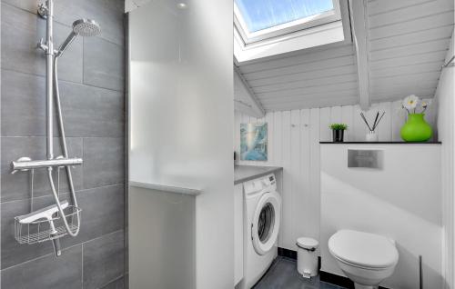 y baño con aseo y lavadora. en Beautiful Home In Dronningmlle With 3 Bedrooms And Wifi, en Dronningmølle