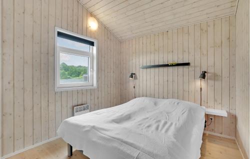 オーベンローにあるStunning Home In Aabenraa With 4 Bedrooms And Wifiのベッドルーム(白いベッド1台、窓付)