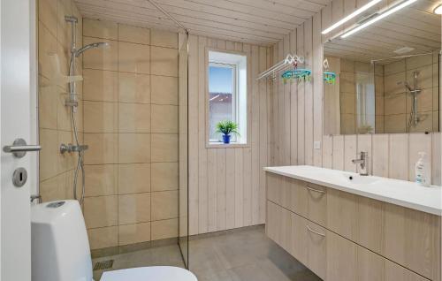 y baño con ducha, lavabo y aseo. en Lovely Home In Faaborg With Wifi, en Faaborg