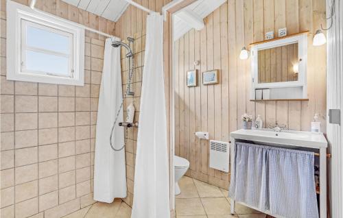 Koupelna v ubytování 4 Bedroom Awesome Home In Kalundborg