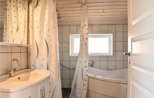 W łazience znajduje się wanna, umywalka i prysznic. w obiekcie 3 Bedroom Stunning Home In Herning w mieście Herning