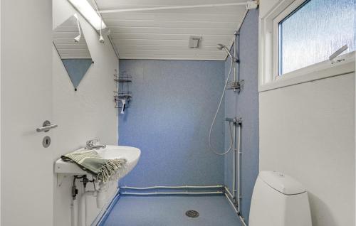 ein kleines Bad mit einem Waschbecken und einem WC in der Unterkunft Gorgeous Home In Hampen With Wifi in Hampen