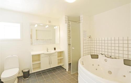 Koupelna v ubytování Lovely Home In Svaneke With Wifi