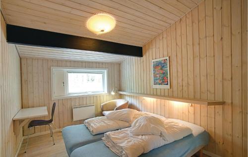 Vester SømarkenにあるLovely Home In Nex With Saunaの木製の壁のベッドルーム1室(ベッド2台付)