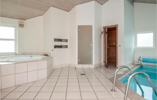 ブラーバンドにあるAmazing Home In Blvand With 5 Bedrooms, Sauna And Indoor Swimming Poolの大きなバスルーム(バスタブ、スイミングプール付)