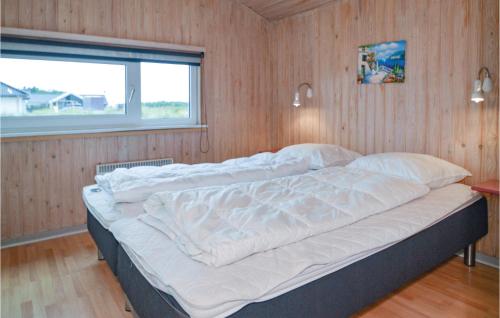ブラーバンドにあるLovely Home In Blvand With Saunaの窓付きの客室の大型ベッド1台分です。