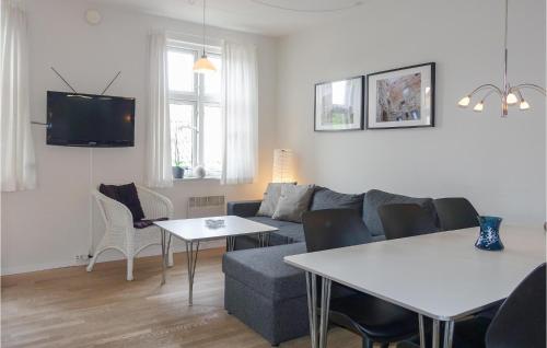 Χώρος καθιστικού στο Amazing Apartment In Gudhjem With Wifi