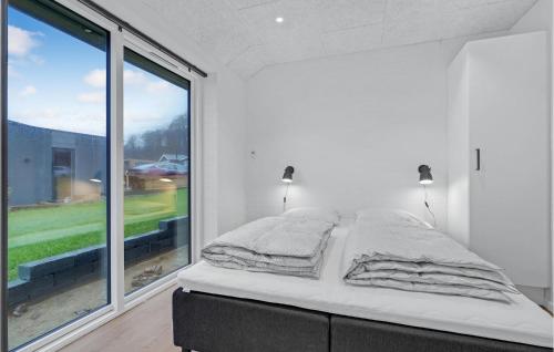 En eller flere senge i et værelse på Gorgeous Home In Sjlund With Kitchen