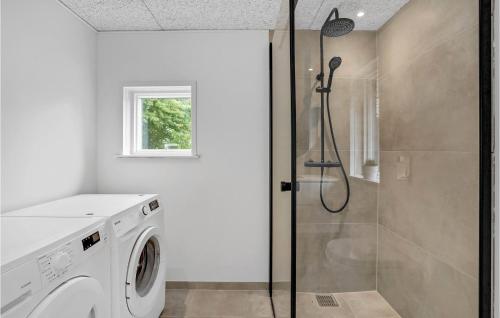La salle de bains est pourvue d'un lave-linge et d'une douche. dans l'établissement Stunning Home In Haderslev With Wifi, à Diernæs