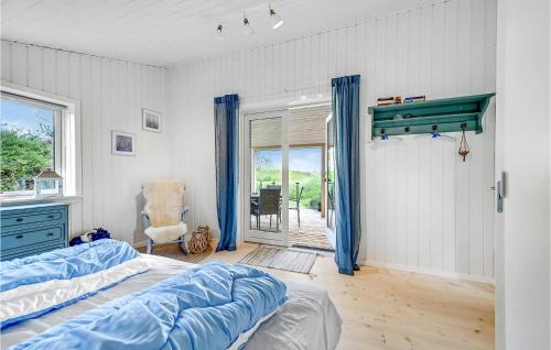 1 dormitorio con 1 cama, 1 silla y 1 ventana en Beautiful Home In Tranekr With 3 Bedrooms And Wifi, en Lokkeby