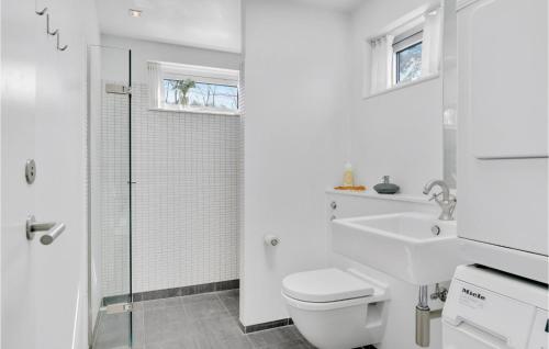 A bathroom at Gorgeous Home In Dronningmlle With House Sea View