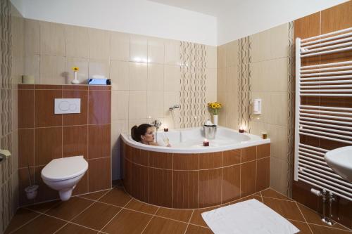 Koupelna v ubytování Hotel Na Farmě Choťovice