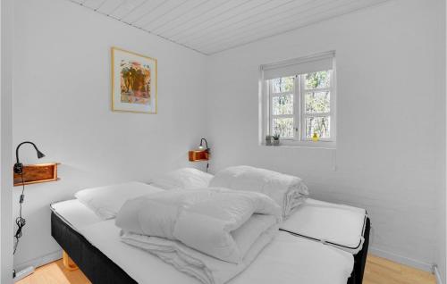 1 dormitorio blanco con 1 cama con sábanas blancas en 3 Bedroom Awesome Home In Hadsund, en Hadsund
