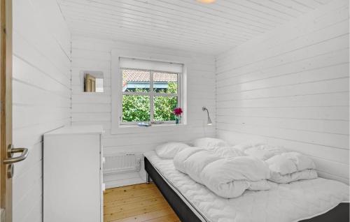 Postel nebo postele na pokoji v ubytování Beautiful Home In Vggerlse With Sauna