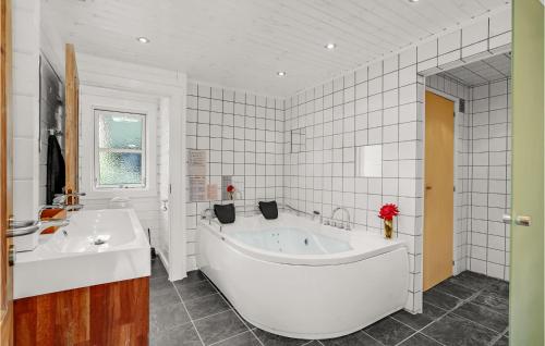 Koupelna v ubytování Beautiful Home In Vggerlse With Sauna