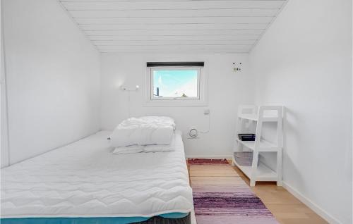 Habitación blanca con cama y ventana en Gorgeous Home In Karrebksminde With Kitchen, en Karrebæksminde